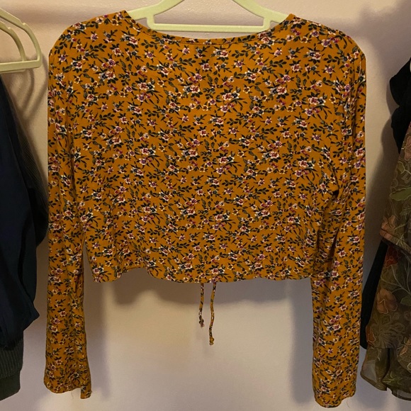Long Sleeve Ruched Floral Crop Top - Picture 2 of 4